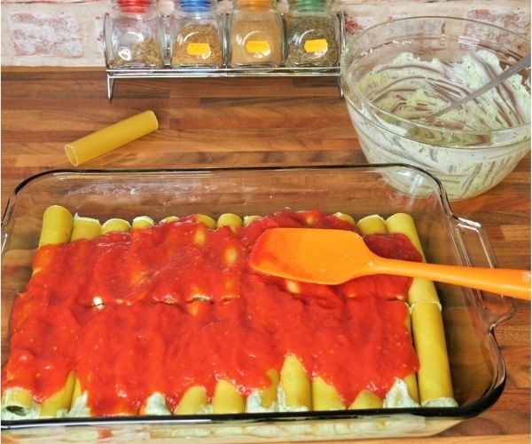 filled cannelloni tubes in tray