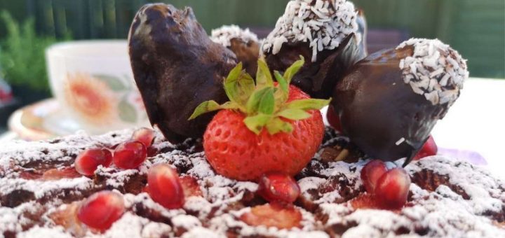 chocolate-dipped strawberry cake